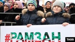 Дети на митинге в поддержку Рамзана Кадырова в Грозном 22 января