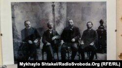 Хаїм Нахман Бялик, Ахад га-Ам, Менахем Усишкін та Йозеф Клаузнер (зліва направо). Фотографія 1905 року знаходиться в Музеї історії євреїв Одеси
