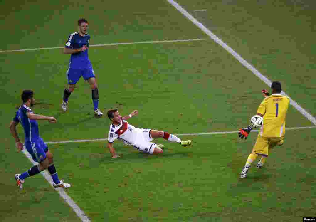 Germany's Mario Goetze (C) scores a goal during extra time in their 2014 World Cup final against Argentina at the Maracana stadium in Rio de Janeiro July 13, 2014. 