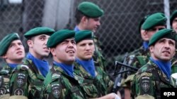 Soldaţi portughezi din Misiunea NATO de menţinere a păcii în Kosovo, Priştina