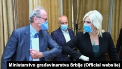 Ministarka građevinarstva Srbije Zorana Mihajlović i ambasador Francuske u Beogradu Žan-Luj Falkoni na potpisivanju sporazuma 12. maja