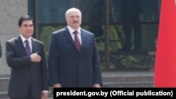 Türkmenistanyň prezidenti G.Berdimuhamedow (ç) we Belarusyň prezidenti A.Lukaşenka (s)