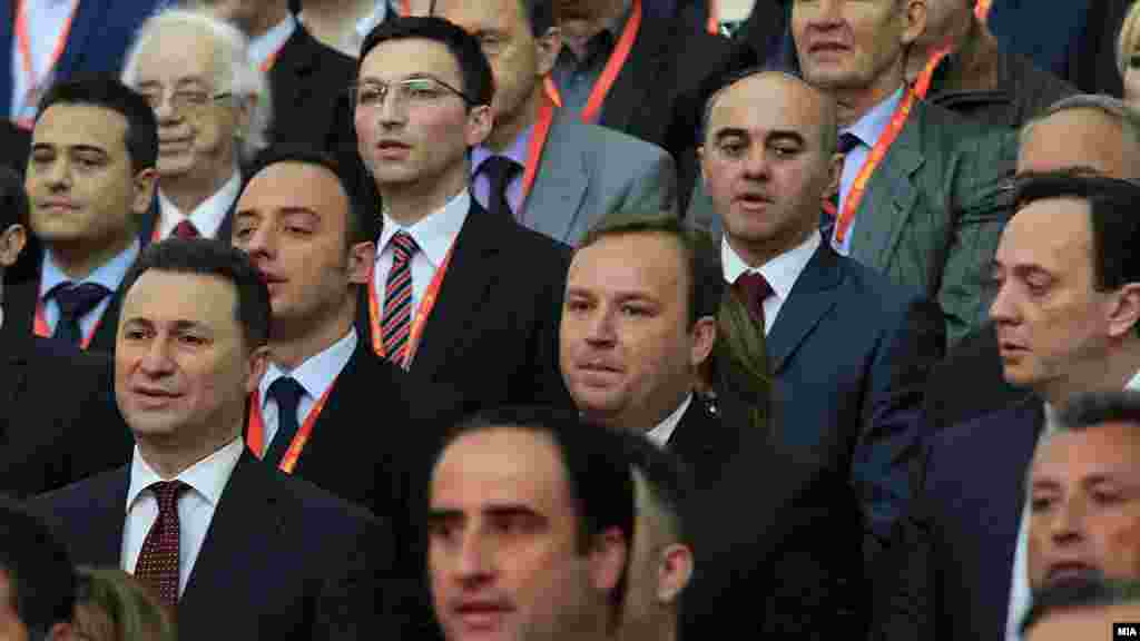 МАКЕДОНИЈА - Повеќе членови на ВМРО-ДПМНЕ, меѓу кои основачи на партијата, пратеници и други функционери во јавното писмо посочија дека се фаворизира еден кандидат за претседател на партијата и побараа на претстојните состаноци на највисоките тела на партијата да бидат прифатени предлозите за зголемување на бројот на делегатите кои ќе го бираат првиот човек на партијата и Конгресот да се одложи за февруари следната година.