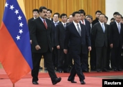 Президент Венесуели Ніколас Мадуро (попереду ліворуч) з президентом Китаю Сі Цзіньпіном у Домі народних зборів у Пекіні, 7 січня 2015 року