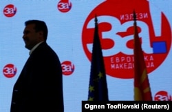 Премьер-министр Македонии Зоран Заев перед пресс-конференцией, посвященной итогам референдума