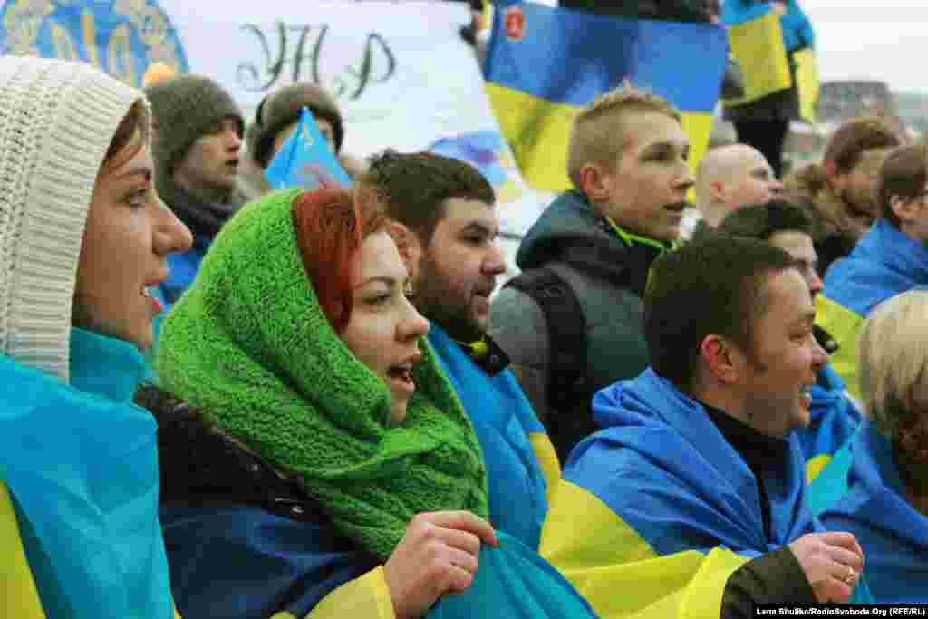 Близько двохсот киян з&rsquo;єднали береги Дніпра живим ланцюгом в честь Дня соборності України, Київ, 22 січня 2015 року (ДИВИТИСЬ ФОТОГАЛЕРЕЮ)