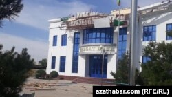 Поврежденное от урагана здание в Туркменистане.