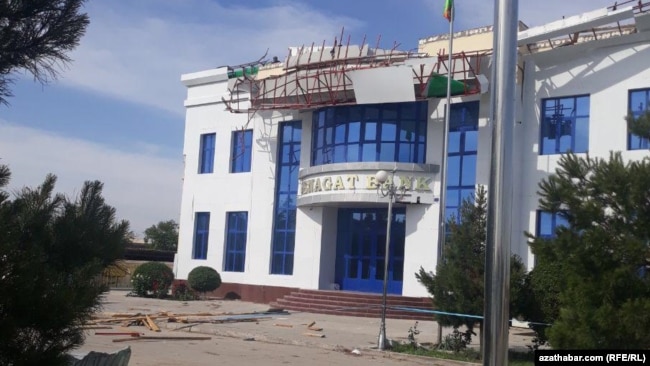 Поврежденное от урагана здание в Туркменистане.