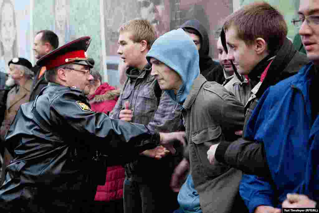 Полиция пресекла очередную несанкционированную акцию "Выборы без оппозиции - преступление!" на Триумфальной площади в Москве.