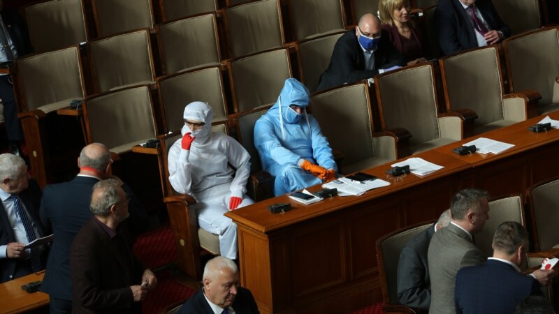 Бугарски пратеници со скафандери во Парламент