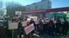 На юго-западе Москвы сотни людей вышли митинг против точечной застройки