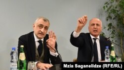 Мамука Хазарадзе (слева) и его заместитель Бадри Джапаридзе на пресс-конференции