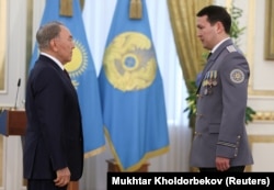 Экс-президент Казахстана Нурсултан Назарбаев награждает заместителя председателя комитета национальной безопасности и своего племянника Самата Абиша, 2014 год.
