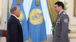Нурсултан Назарбаев в бытность президентом Казахстана вручает награду в канун Дня защитника Отечества племяннику Самату Абишу, в то время заместителю председателя КНБ. Астана, 6 мая 2014 года