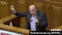 Опозиціонер Вадим Рабинович приніс наручники для уряду