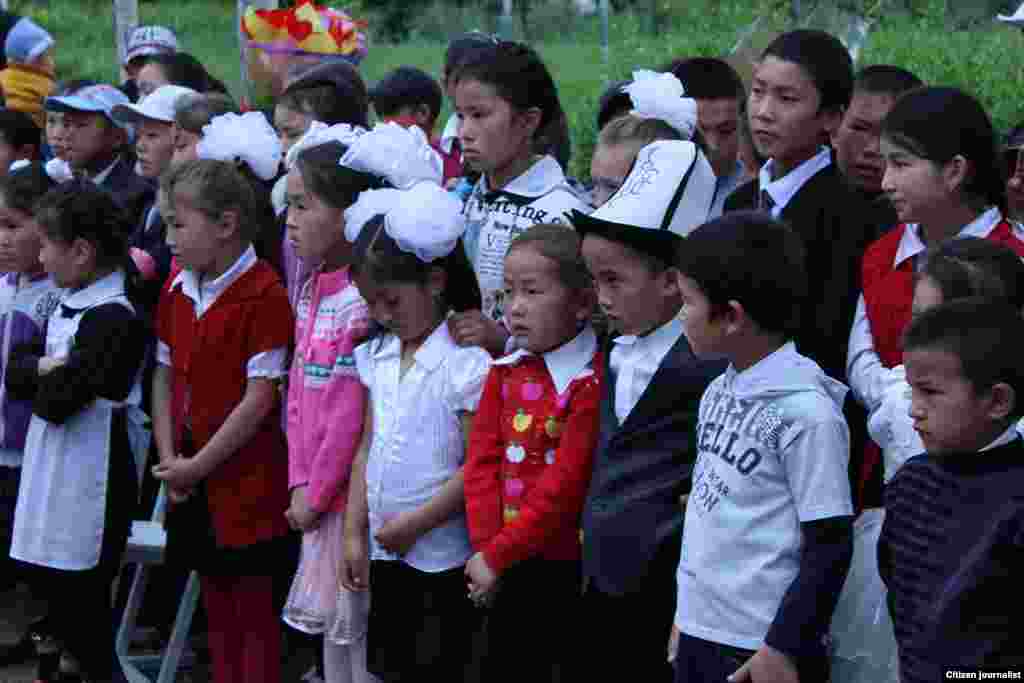 Кыргызстан. В регионах отчасти сохранилась прежняя школьная форма. 