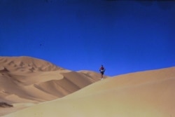 Марафонец Марат Жыланбаев бежит через пустыню Сахара. Африка, 1993 год.
