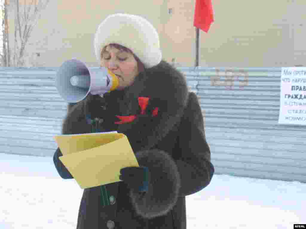 Лидер оппозиции Тоты Иманбаева выступает на акции протеста в столице Казахстана. Астана, 20 декабря 2008 года. - Лидер оппозиции Тоты Иманбаева выступает на акции протеста в столице Казахстана. Астана, 20 декабря 2008 года. 