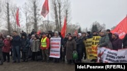 Участники митинга в сквере Тинчурина в Казани