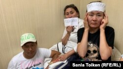 Дулат Агадил (слева), Алия Жакупова и Назым Серикпекова в административном суде. Нур-Султан, 25 августа 2019 года.