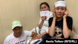 Дулат Агадил (слева), Алия Жакупова и Назым Серикпекова в административном суде. Нур-Султан, 25 августа 2019 года.