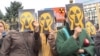 Активисты в Бишкеке проводят акцию протеста против добычи урана. Апрель 2019 года. Тогда Кыргызстан пошёл на запрет, учитывая экологическую ситуацию. Теперь президент Жапаров намерен отменить это решение