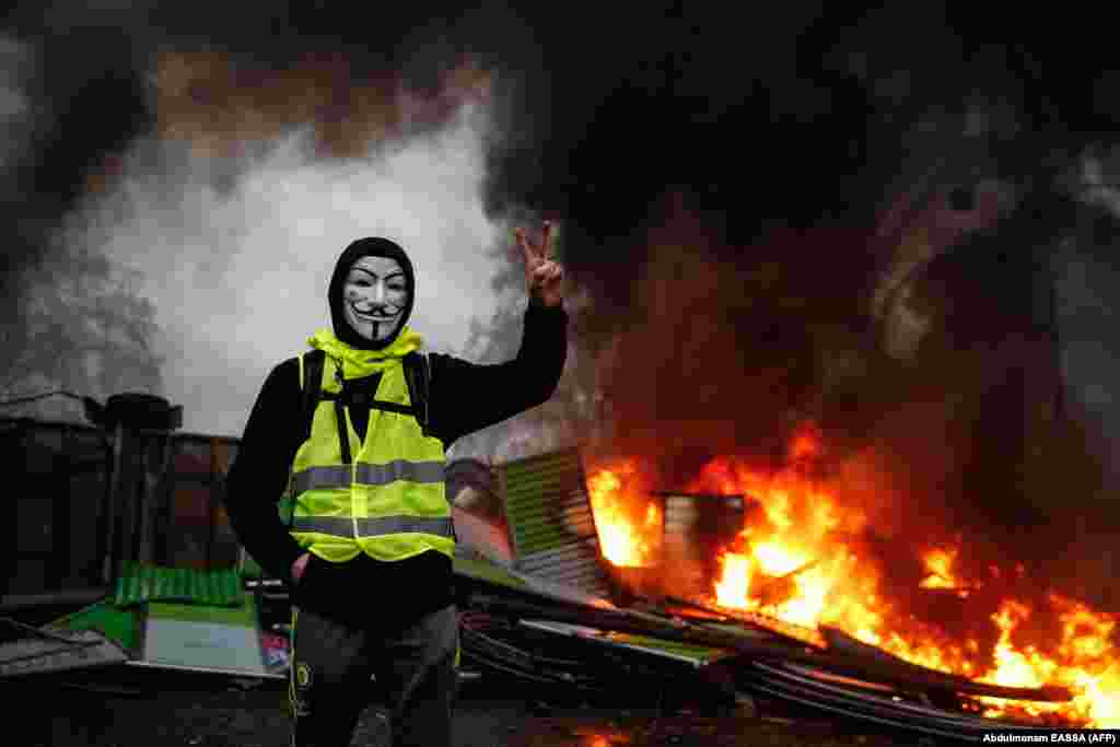 В результате столкновений в центре Парижа горели машины и происходили массовые беспорядки