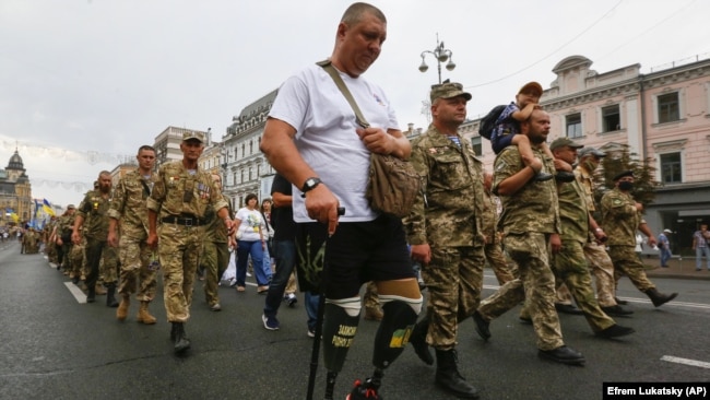 Потерявший обе ноги во время войны в Донбассе ветеран во время парада 24 августа 2020 года