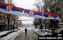 Flamujt e Serbisë janë vendosur në Mitrovicën Veriore.
