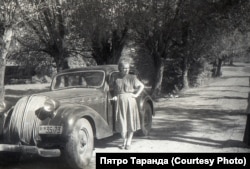 Жанчына каля машыны Петрыка Таранды, Вёска Падлесьсе, Ляхавіцкі раён, 60-я гады