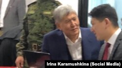 Кой-Таш окуясы боюнча соттук отурум. 3-март, 2020-жыл. Мурдагы президент Алмазбек Атамбаев жана адвокат Замир Жоошев.