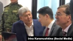 Кой-Таш окуясы боюнча соттук отурум. 3-март, 2020-жыл. Мурдагы президент Алмазбек Атамбаев жана адвокат Замир Жоошев.