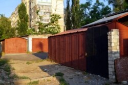 Власникам гаражів рекомендували фарбувати їх у колір артикулу RAL7035