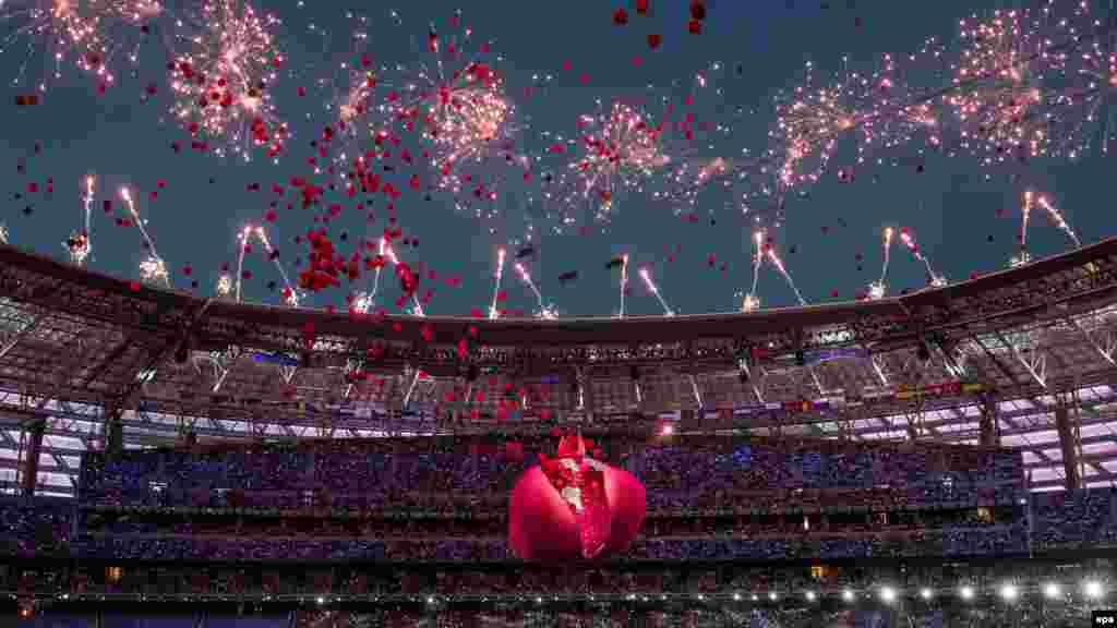 Фейерверк освещает небо во время церемонии открытия Европейских игр в Баку.