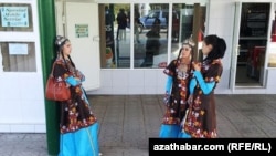 Turkmenistan -- Turkmen dancers in costumes in Ashgabat. October 15, 2013