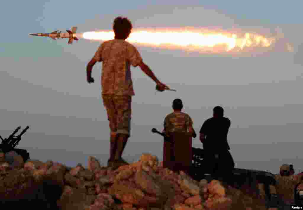 Fighters of Libyan forces allied with the UN-backed government fire a rocket at Islamic State fighters in Sirte. (Reuters/Goran Tomasevic)