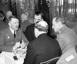 Переговоры Гитлера и финского главнокомандующего Маннергейма (справа) в Финляндии, 4 июня 1942 года