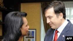 Američki državni sekretar Condoleezza Rice u razgovoru sa gruzijskim predsjednikom Mikheilom Saakashvilijem u Tbilisiju, 15. avgust 2008.