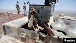 یک شبه نظامی حوثی در تانک ارتش یمن