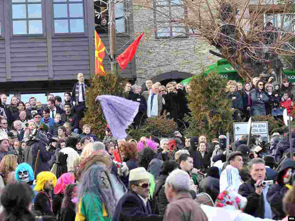 Евроамбасадорот Ерван Фуере на карневалот во Вевчани. Опозицијата и странските амбасадори уживаа во василичпарските маски. Не дојдоа членовите на владата.