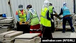 Женщины перетаскивают бетонные плиты на стройке в Ашхабаде (архивное фото)