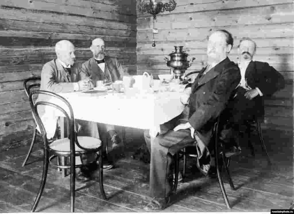 Четверо мужчин за столом с самоваром,&nbsp;1900 год