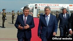 Шавкат Мирзияев и Алмазбек Атамбаев в международном аэропорту Ташкента. Июнь, 2016 года.