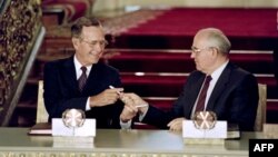Джордж Буш и Михаил Горбачев подписывают в Москве договор СНВ 31 июля 1991 года
