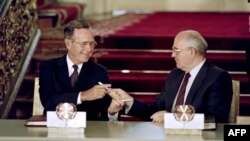 Президент США Джордж Буш (ліворуч) і керівник СРСР Михайло Горбачов обмінюються ручками після підписання історичного Договору про скорочення стратегічного озброєння (СНО), який скоротив ядерний арсенал наддержав до третини. Москва, 31 липня 1991 року