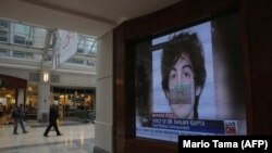 США, Бостон. Фотография Джохара Царнаева на экране в торговом центре недалеко от места взрыва на Бостонском марафоне 