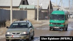 Бишкектин жаңы конуштарынын бириндеги жол.