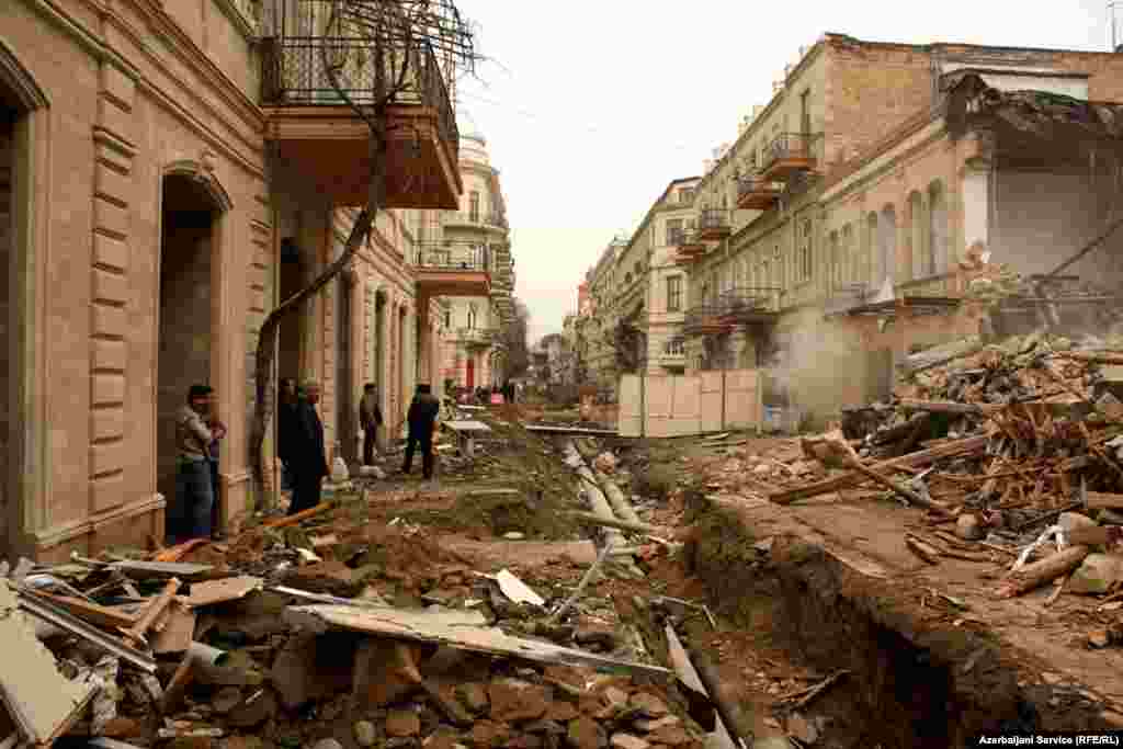 03.03. Боку, Озарбойҷон – Ҷараёни татбиқи "Генплан"-и озарӣ дар кӯчаи Низомии пойтахти Озарбойҷон