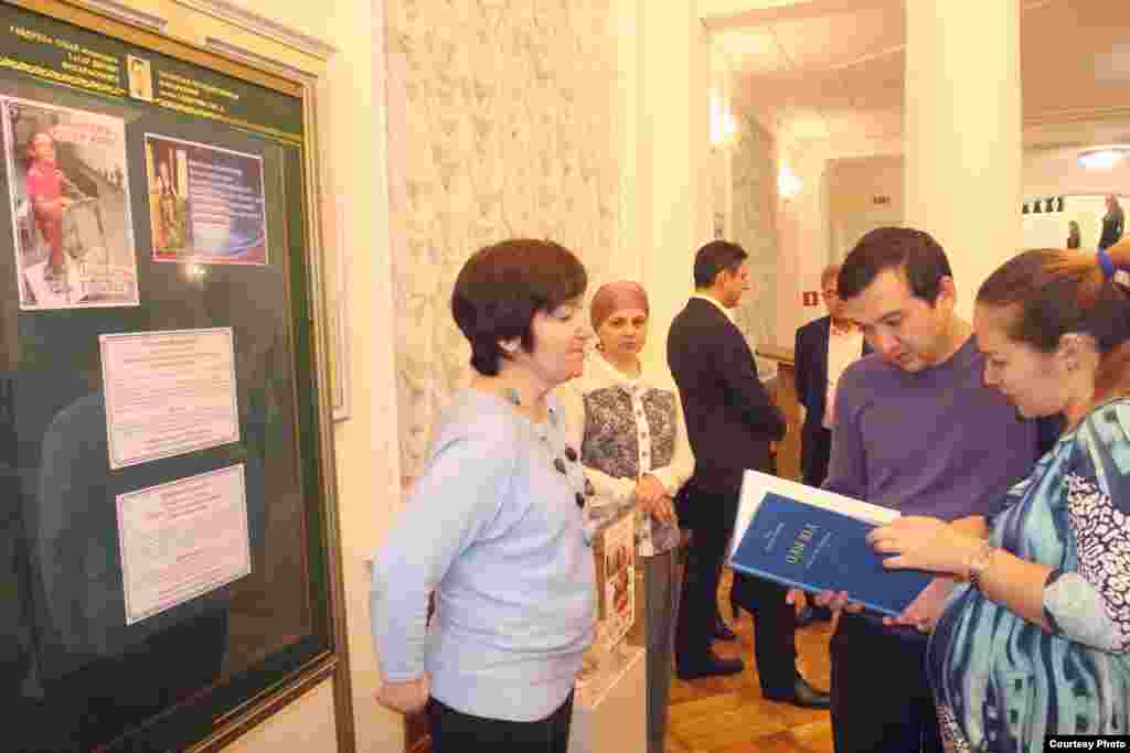 Филармония матбугат хезмәте җитәкчесе Земфира ханым фойеда "Олы юл" китабын алып хәйрия эшендә катнашып булуын сөйли