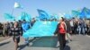 Кримські татари на Турецькому валу під час зустрічі Мустафи Джемілєва 3 травня 2014